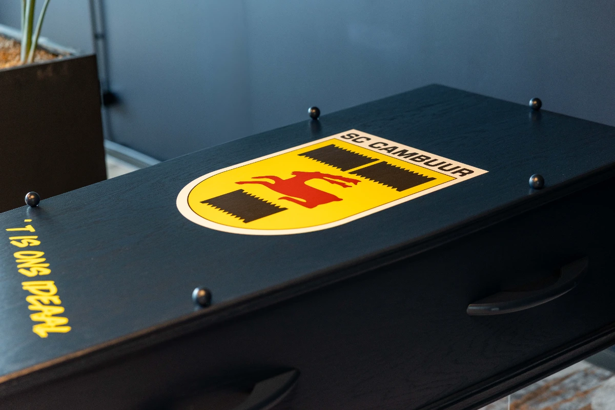 Het deksel van de Cambuur-uitvaartkist met het wapen en de tekst 't is ons ideaal