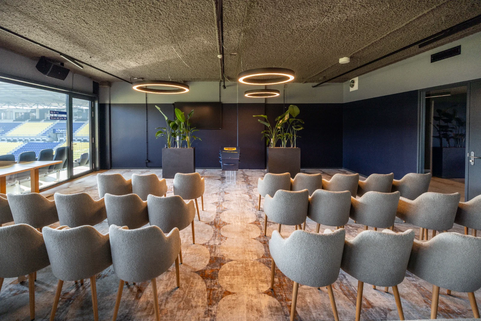 De Lounge van het Cambuur Stadion, ingericht voor een plechtigheid met stoelen in rijen