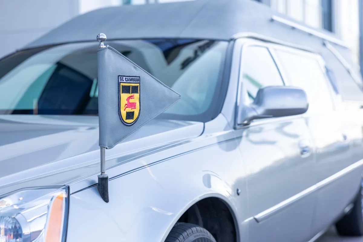 Rouwauto met de SC Cambuur-vlag op het spatbord