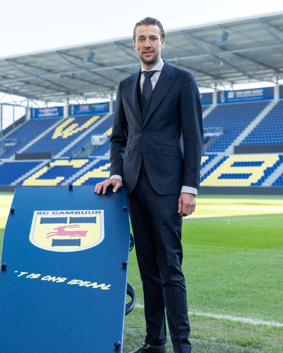 Wilfred Manning op het veld van het Cambuur Stadion, bij de Cambuur-uitvaartkist